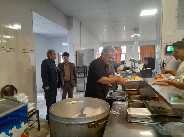 بازدید معاون اداری و مالی دانشکده پیراپزشکی از سلف سرویس دانشجویان