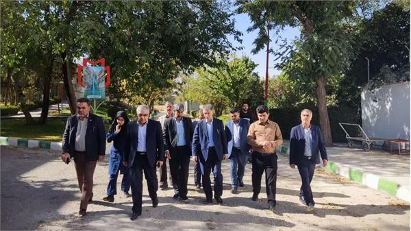 بازدید رئیس دانشگاه از کتابخانه و کلاس‌های آموزشی دانشکده پیراپزشکی