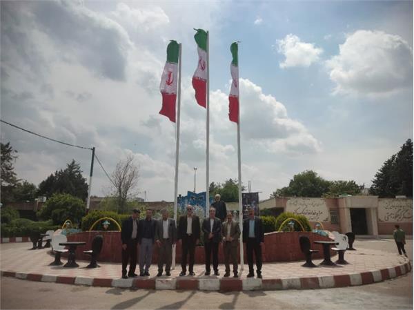 نصب پرچم جمهوری اسلامی ایران در ورودی دانشکده پیراپزشکی