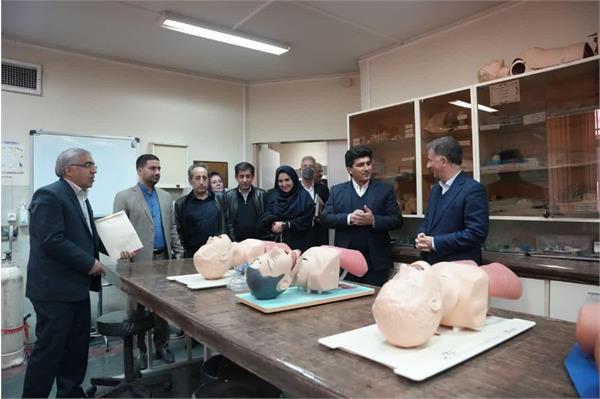 بازدید دکتر سروش و هیأت‌رئیسه دانشگاه از بخش‌های مختلف دانشکده پیراپزشکی