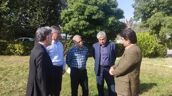 بازدید همکاران مدیریت پشتیبانی و امور رفاهی دانشگاه از زمین چمن دانشکده