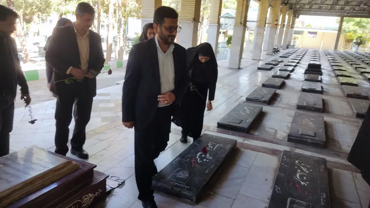 غبارروبی گلزار شهدا به مناسبت هفته دفاع مقدس5