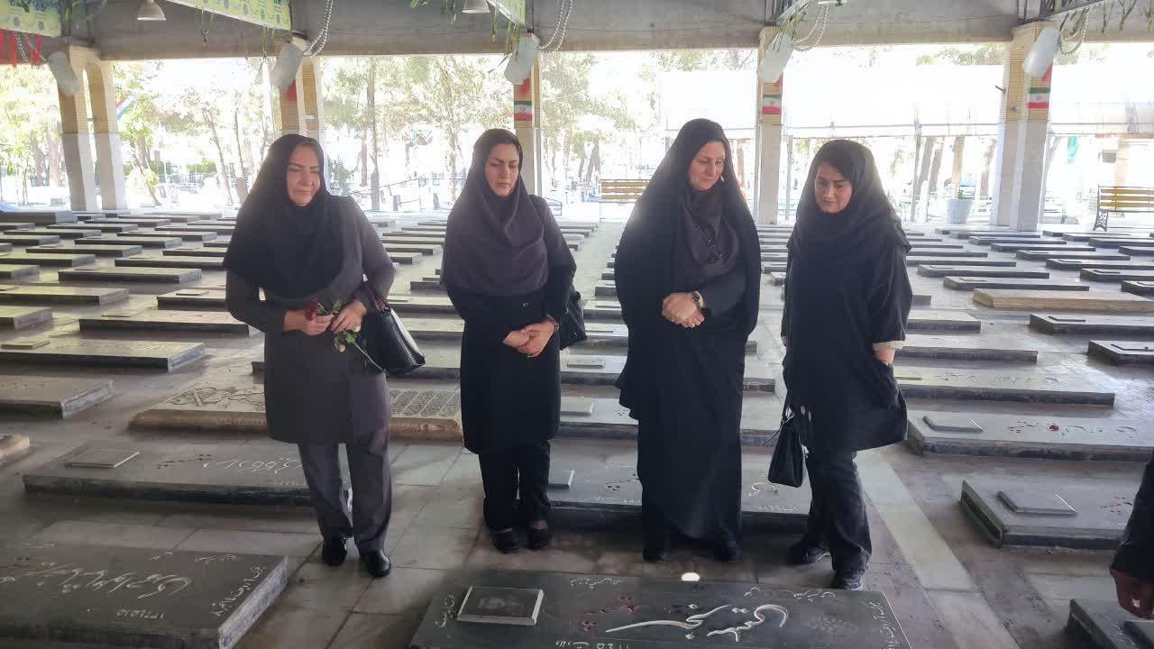 غبارروبی گلزار شهدا به مناسبت هفته دفاع مقدس9