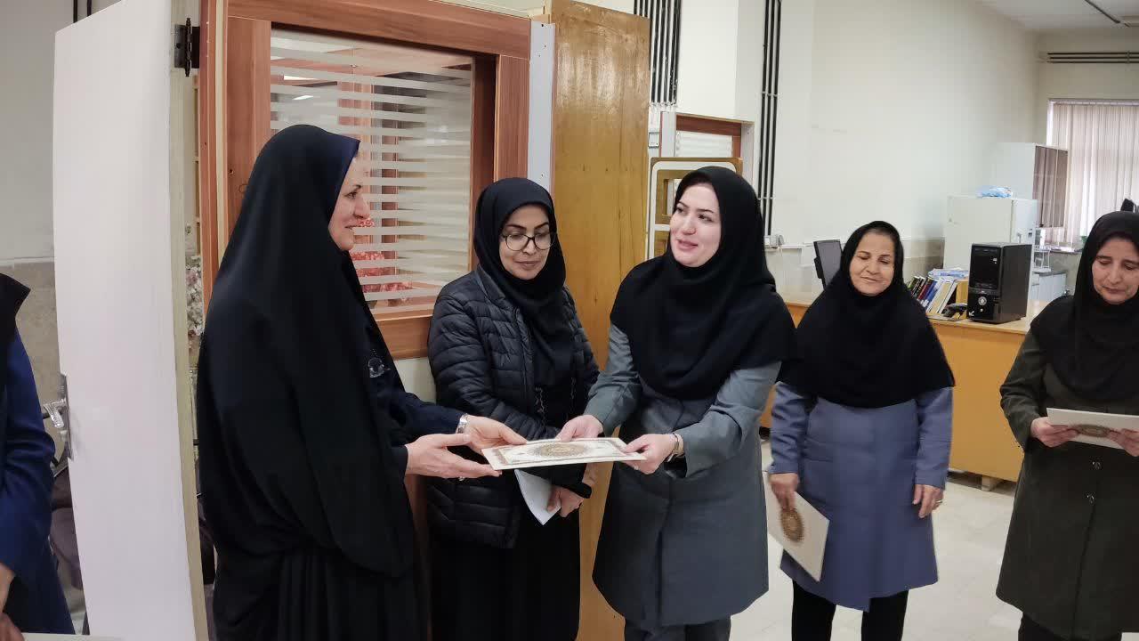 تقدیر از پرسنل کتابخانه به مناسبت روز کتاب، کتاب‌خوانی و کتابدار2