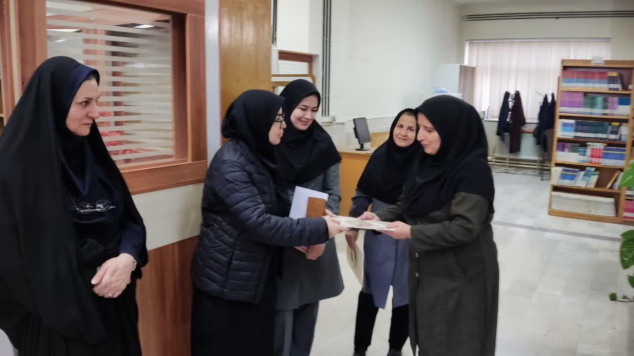 تقدیر از پرسنل کتابخانه به مناسبت روز کتاب، کتاب‌خوانی و کتابدار3