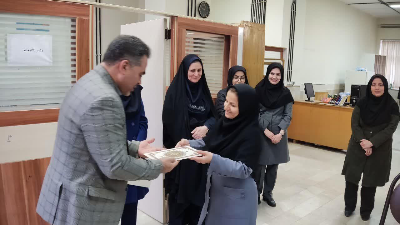 تقدیر از پرسنل کتابخانه به مناسبت روز کتاب، کتاب‌خوانی و کتابدار4