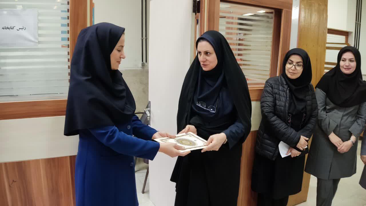 تقدیر از پرسنل کتابخانه به مناسبت روز کتاب، کتاب‌خوانی و کتابدار5