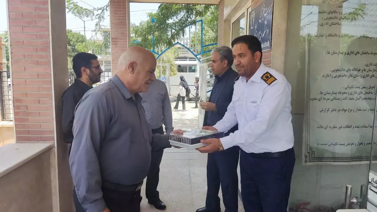 تجلیل حضوری مدیریت دانشکده پیراپزشکی از پرسنل حراست3