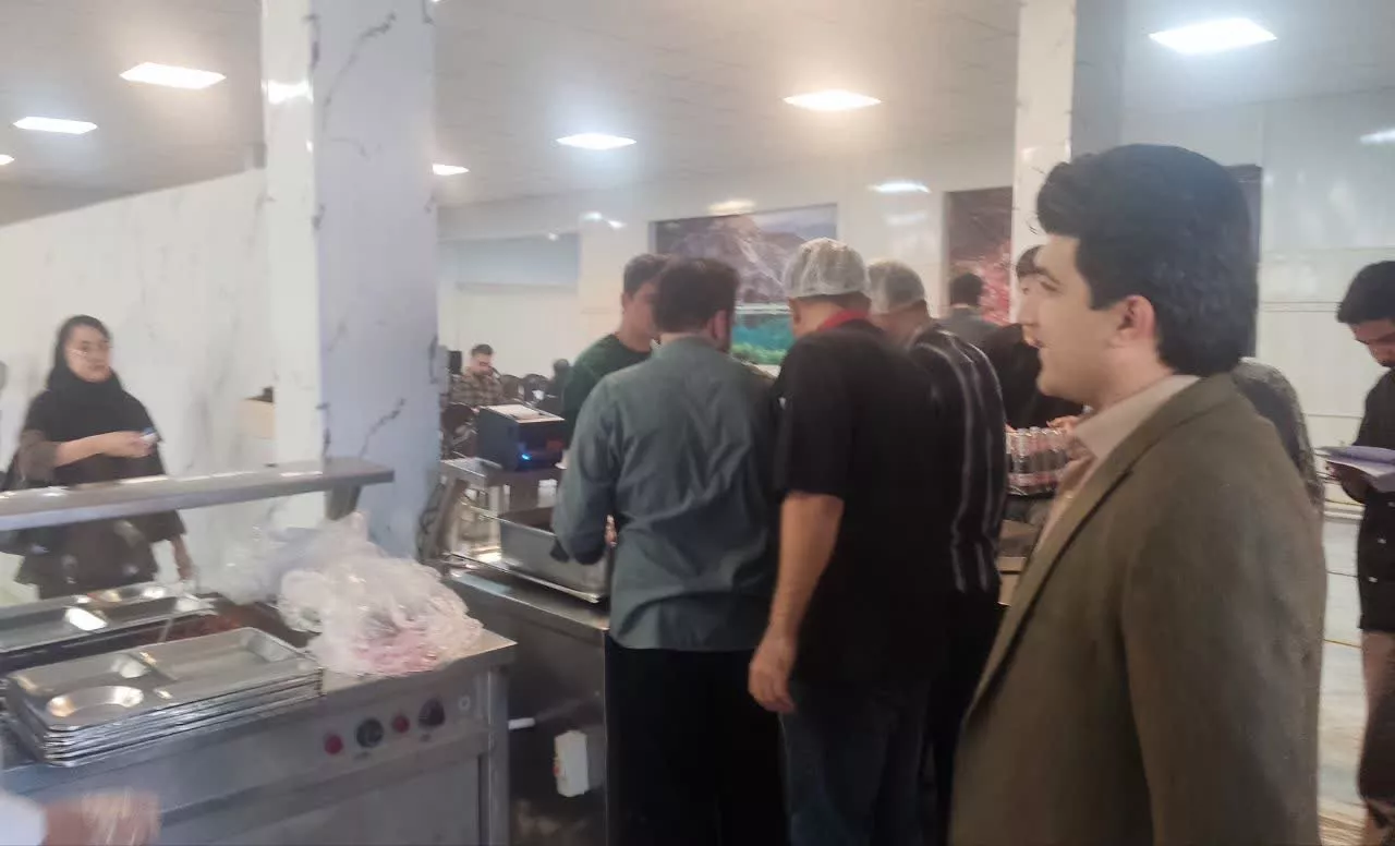 بازدید رئیس دانشکده پیراپزشکی از واحد سلف‌سرویس دانشکده2