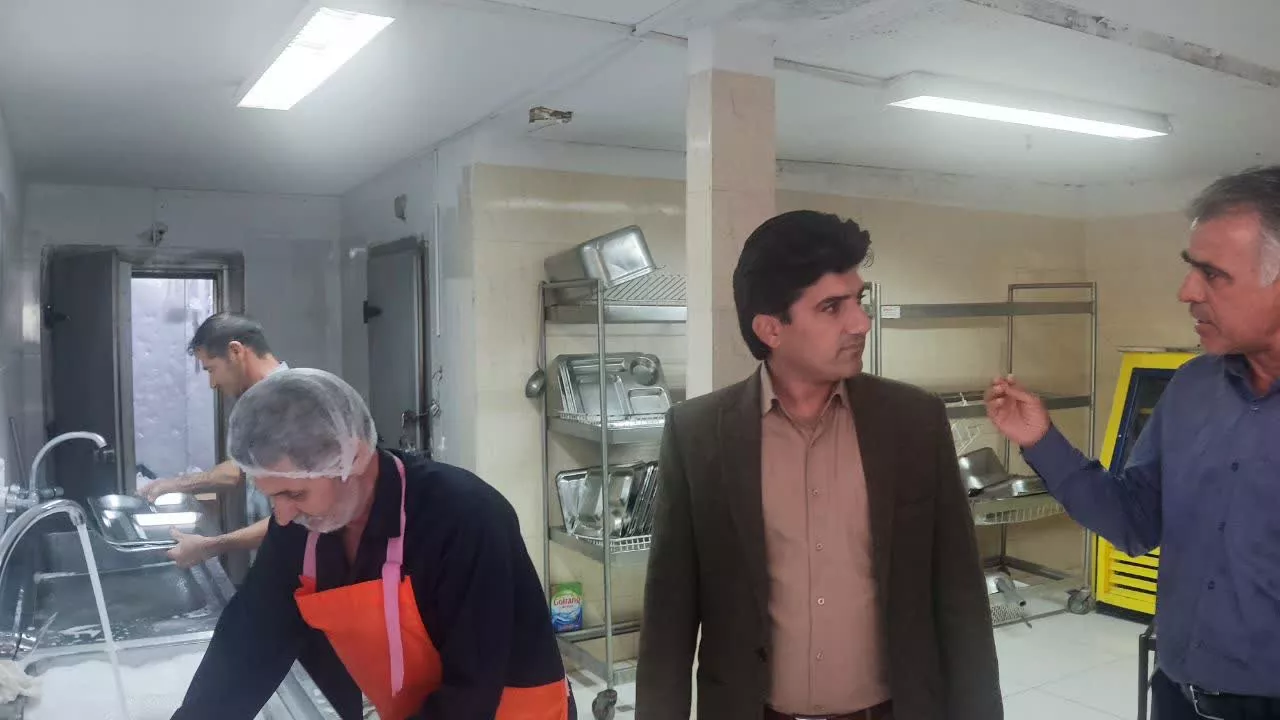 بازدید رئیس دانشکده پیراپزشکی از واحد سلف‌سرویس دانشکده3