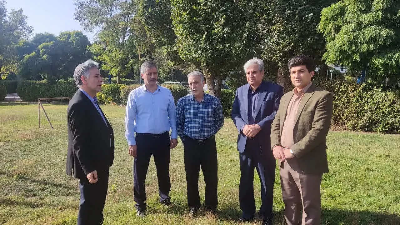 بازدید همکاران مدیریت پشتیبانی و امور رفاهی دانشگاه از زمین چمن دانشکده2