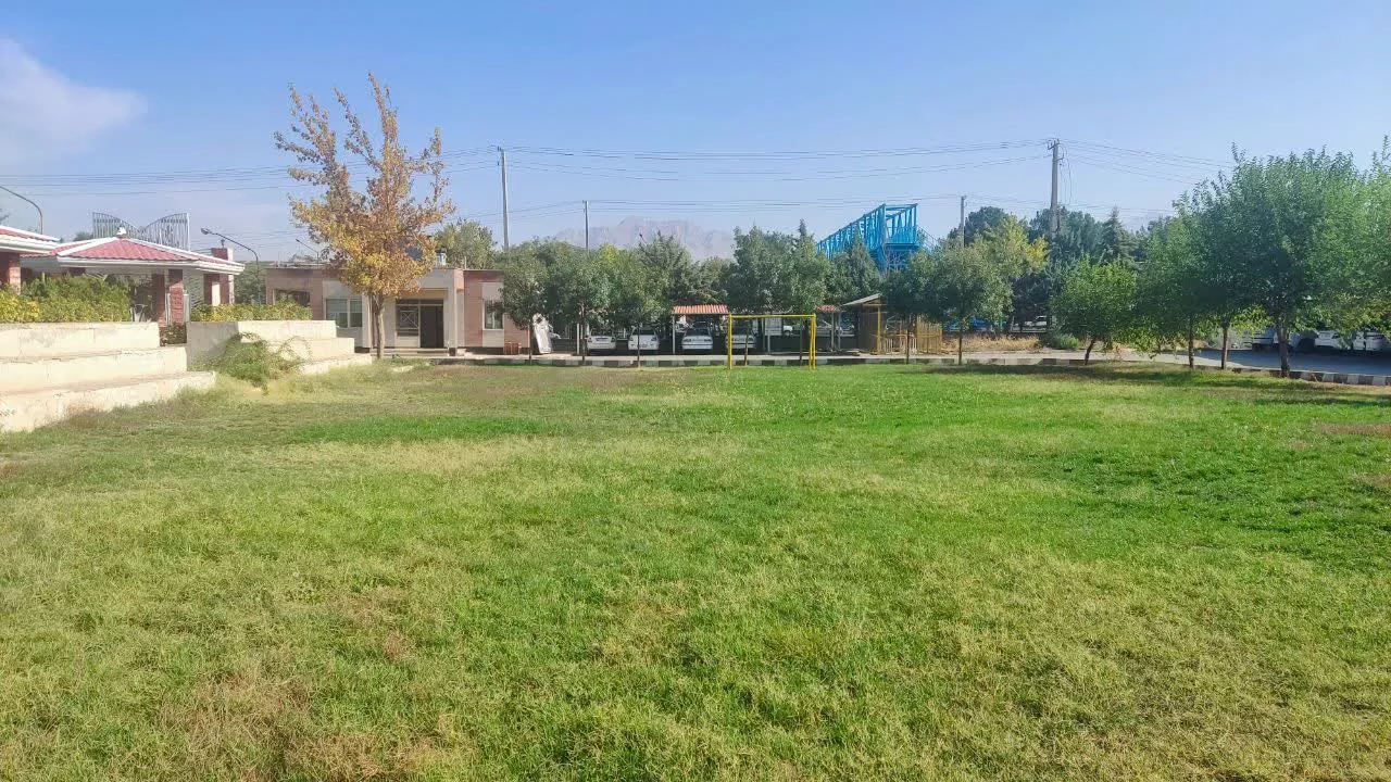 بازدید همکاران مدیریت پشتیبانی و امور رفاهی دانشگاه از زمین چمن دانشکده3